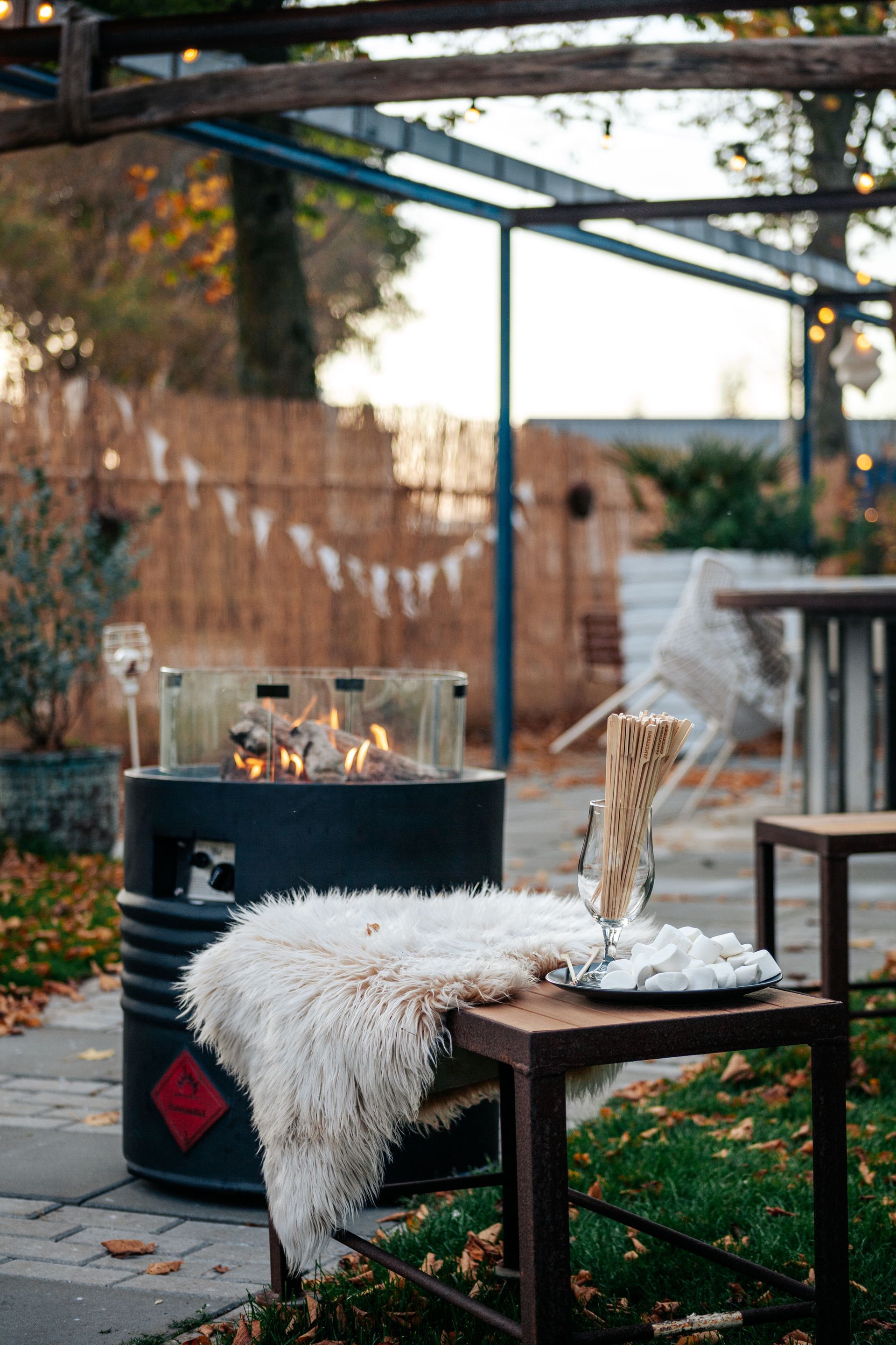 Een vuurplaats staat op een ton op een terras.