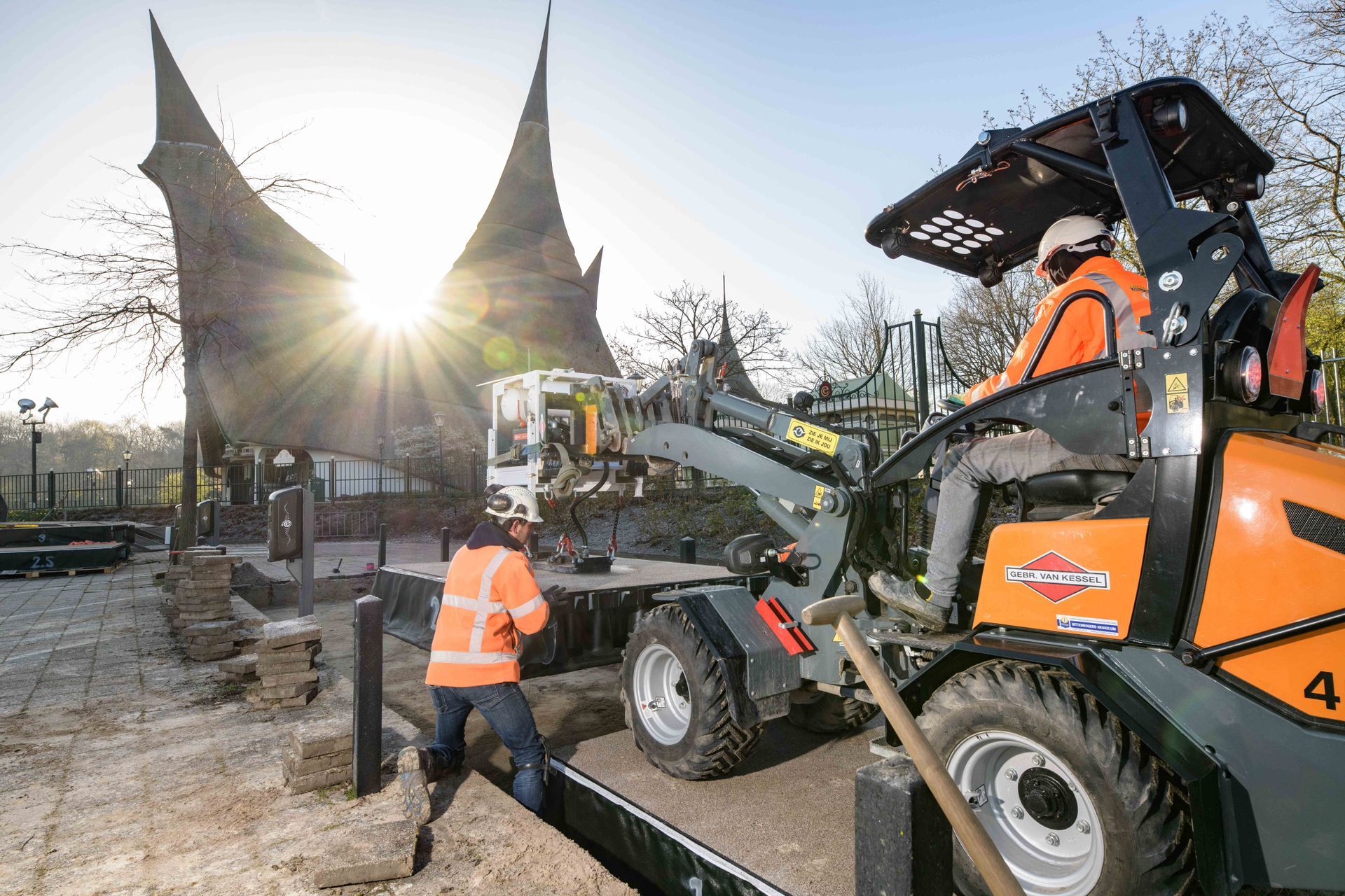 Een man rijdt op een tractor op een bouwplaats.