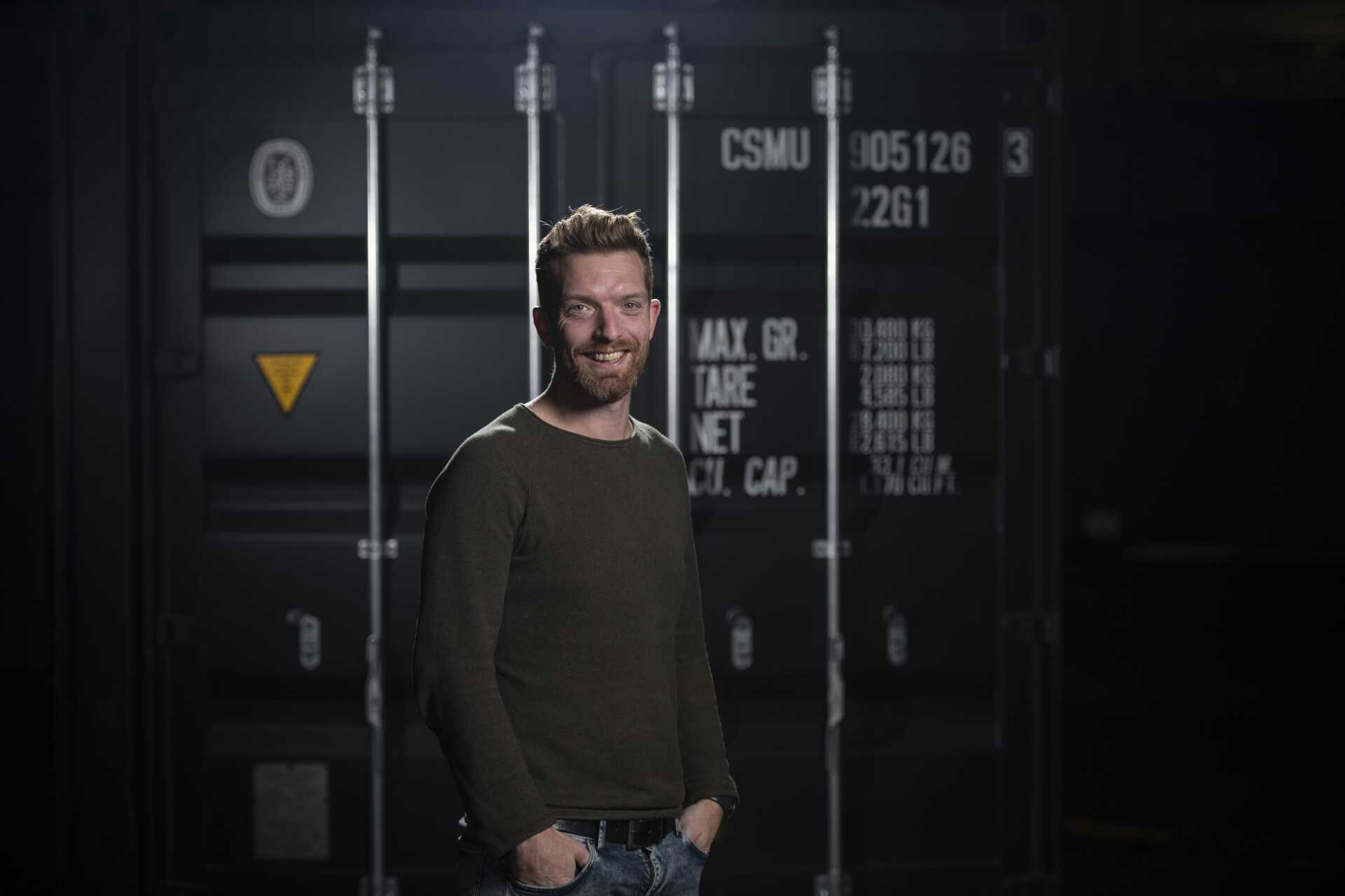 Peter staat voor een zeecontainer.