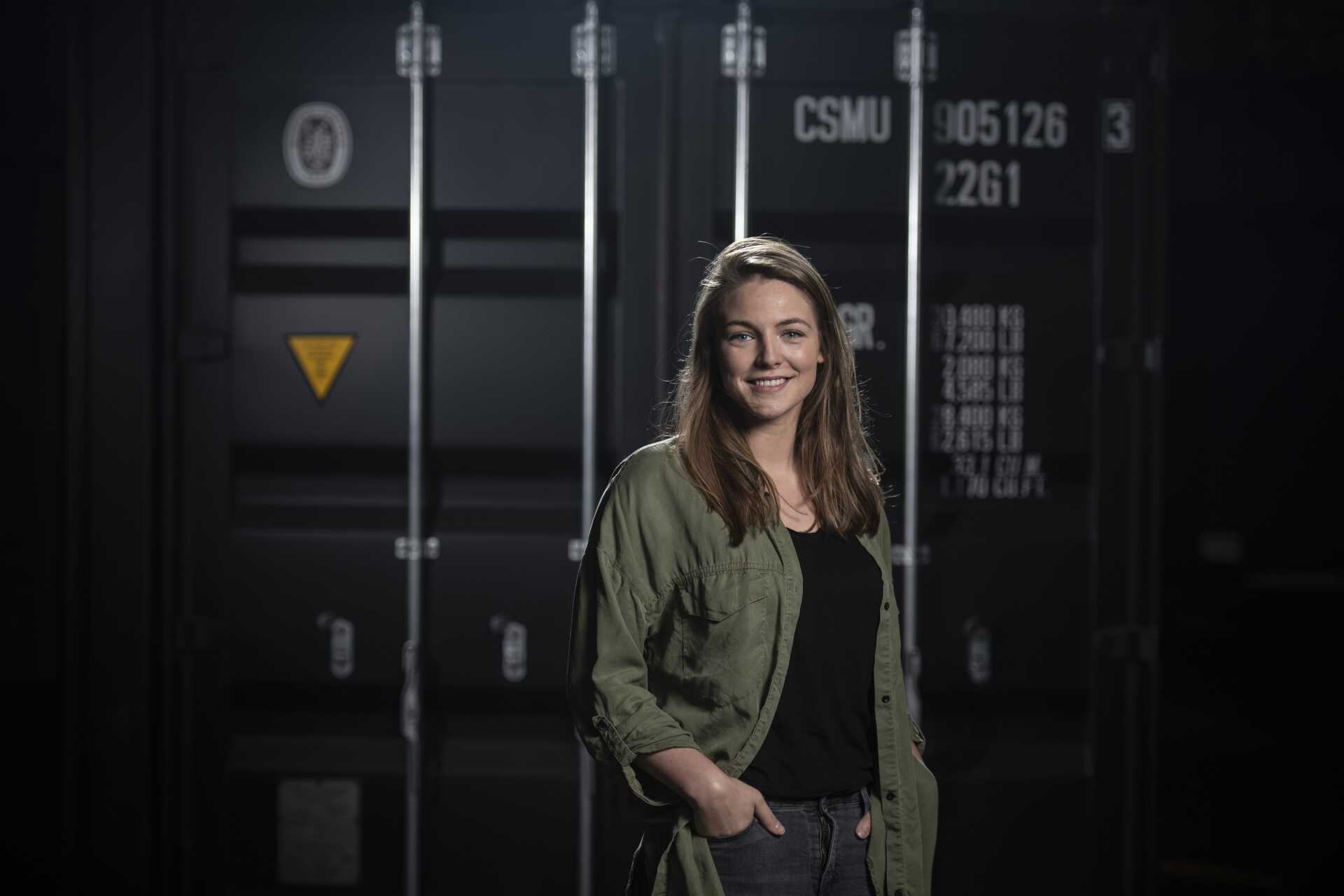 Simone staat voor een zeecontainer.