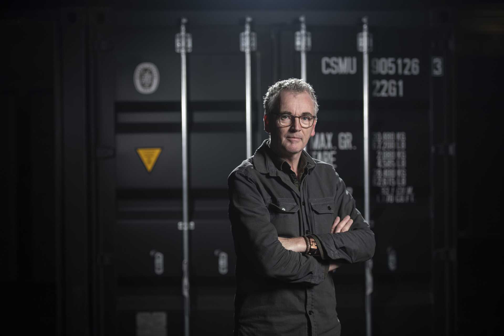 Bertil voor een zeecontainer.