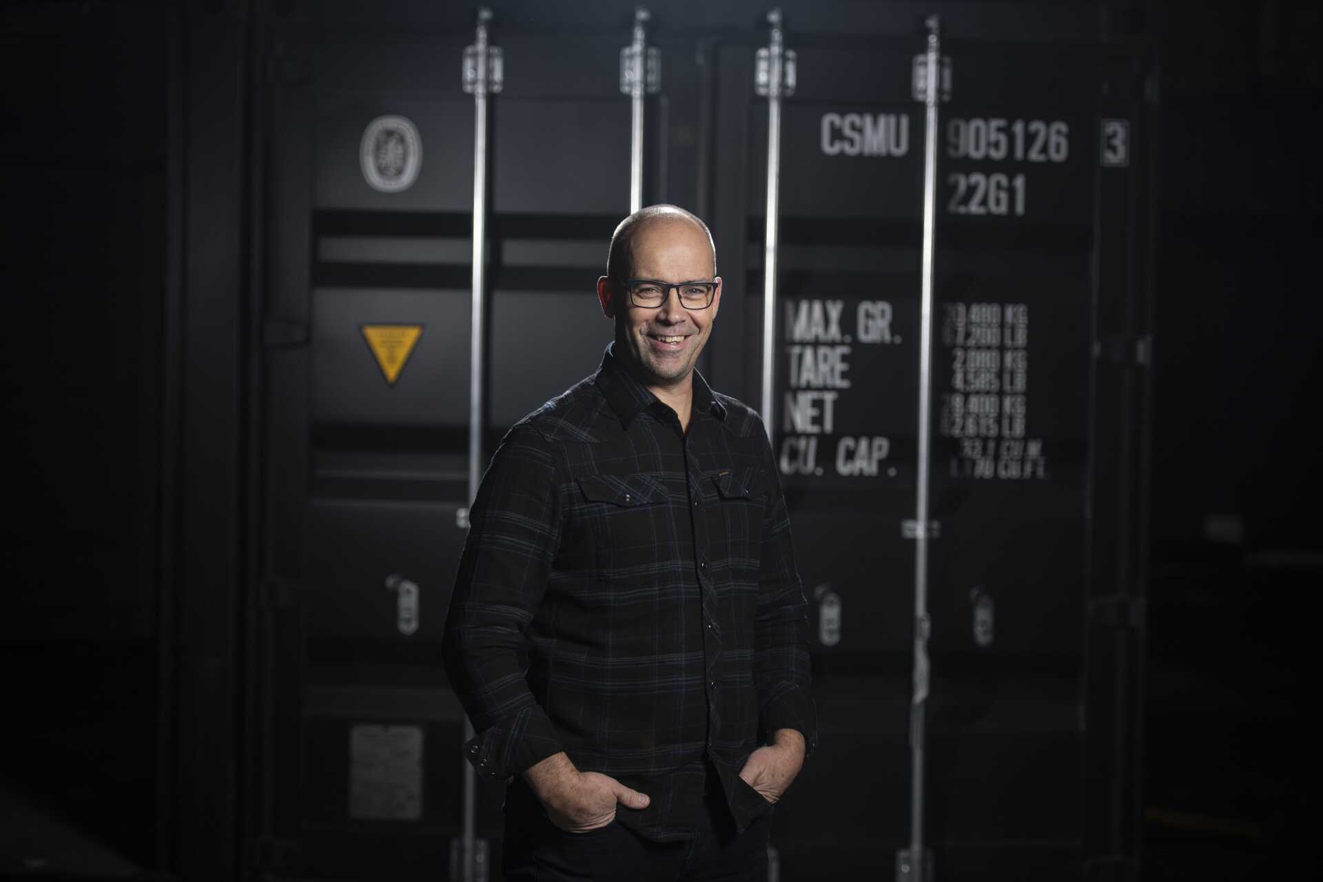 Jan staat voor een zeecontainer.