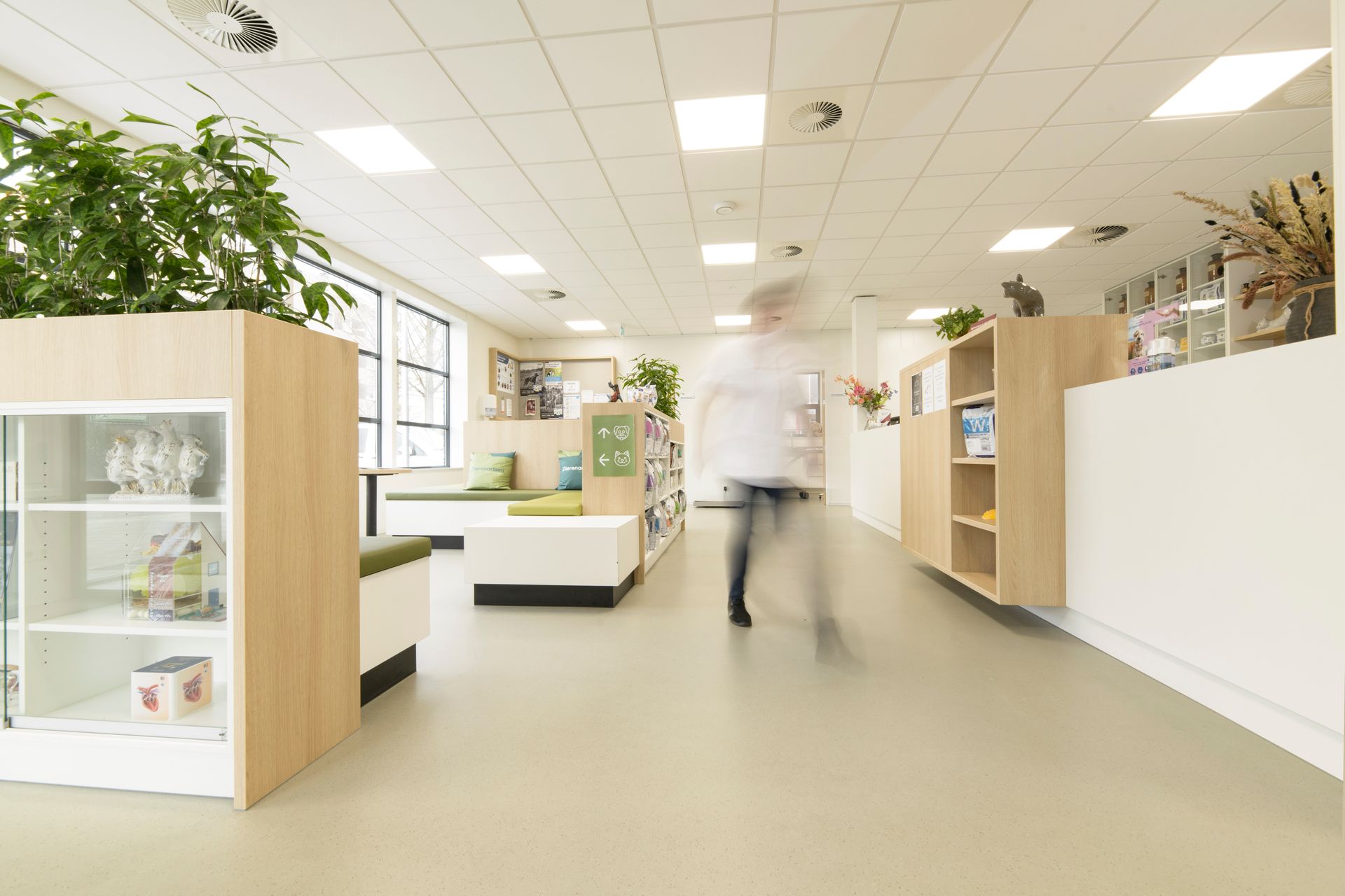 Een wazig beeld van een persoon die door een gang in een bibliotheek loopt.