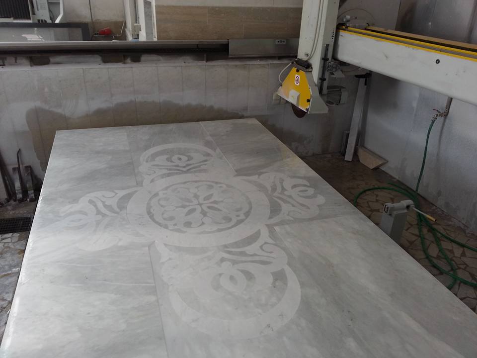 Lavorazione di pavimento in marmo