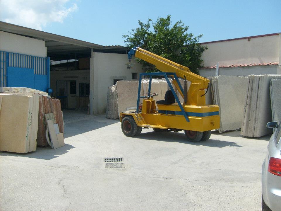 Spostamento lastre di marmo