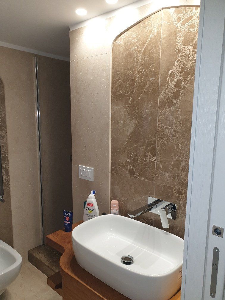 Muro in pietra in bagno