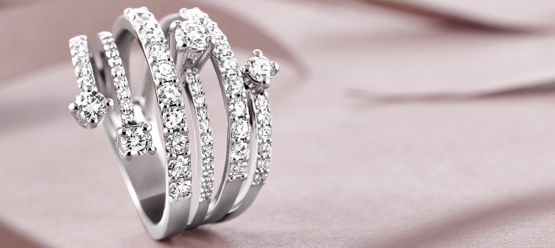 anello con diamanti