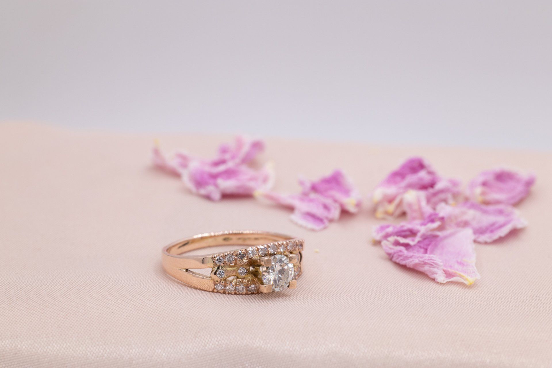 Antieke trouwring met diamanten in een nieuw rosé gouden jasje