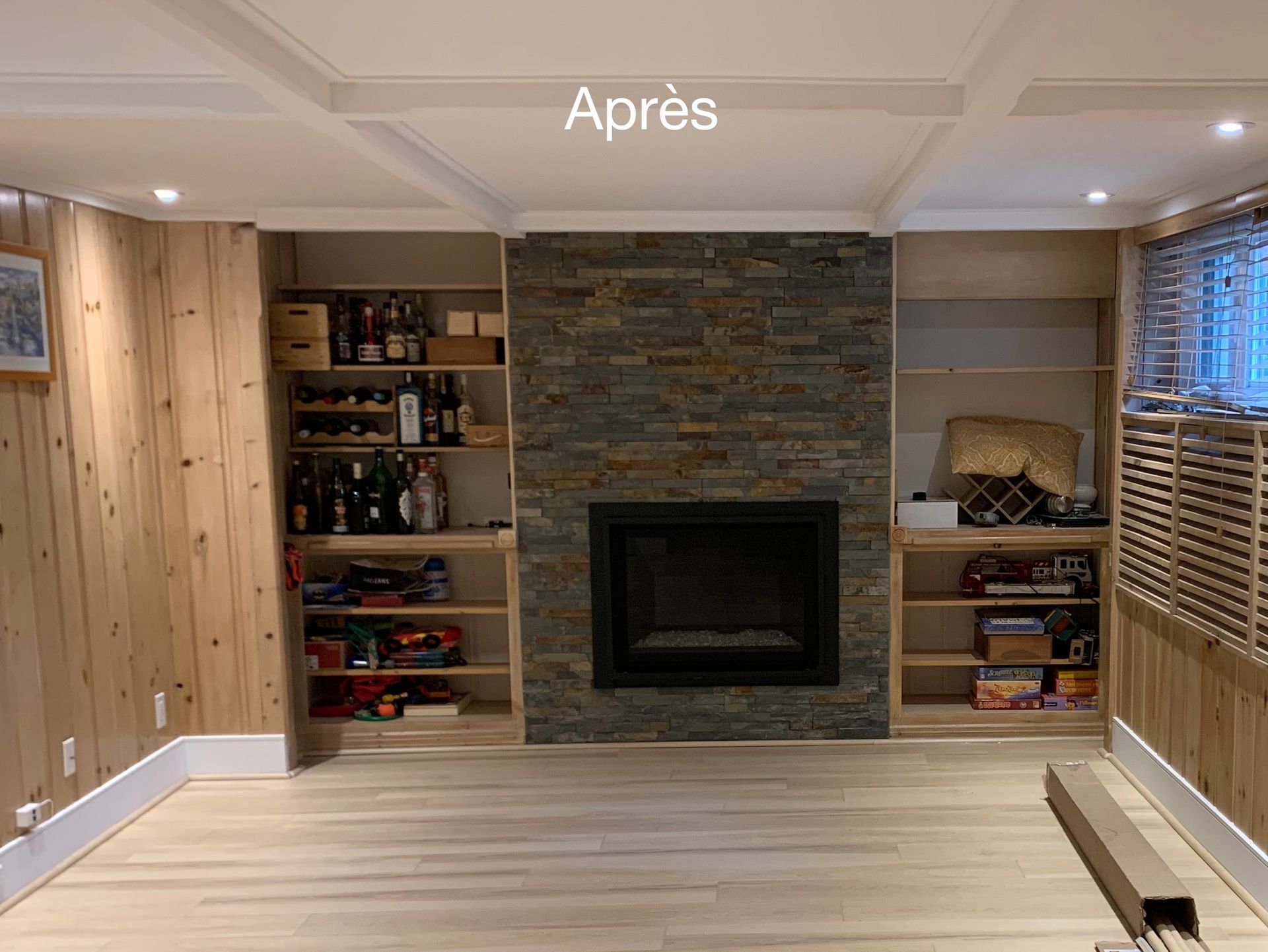 Il y a une cheminée au milieu de la pièce.