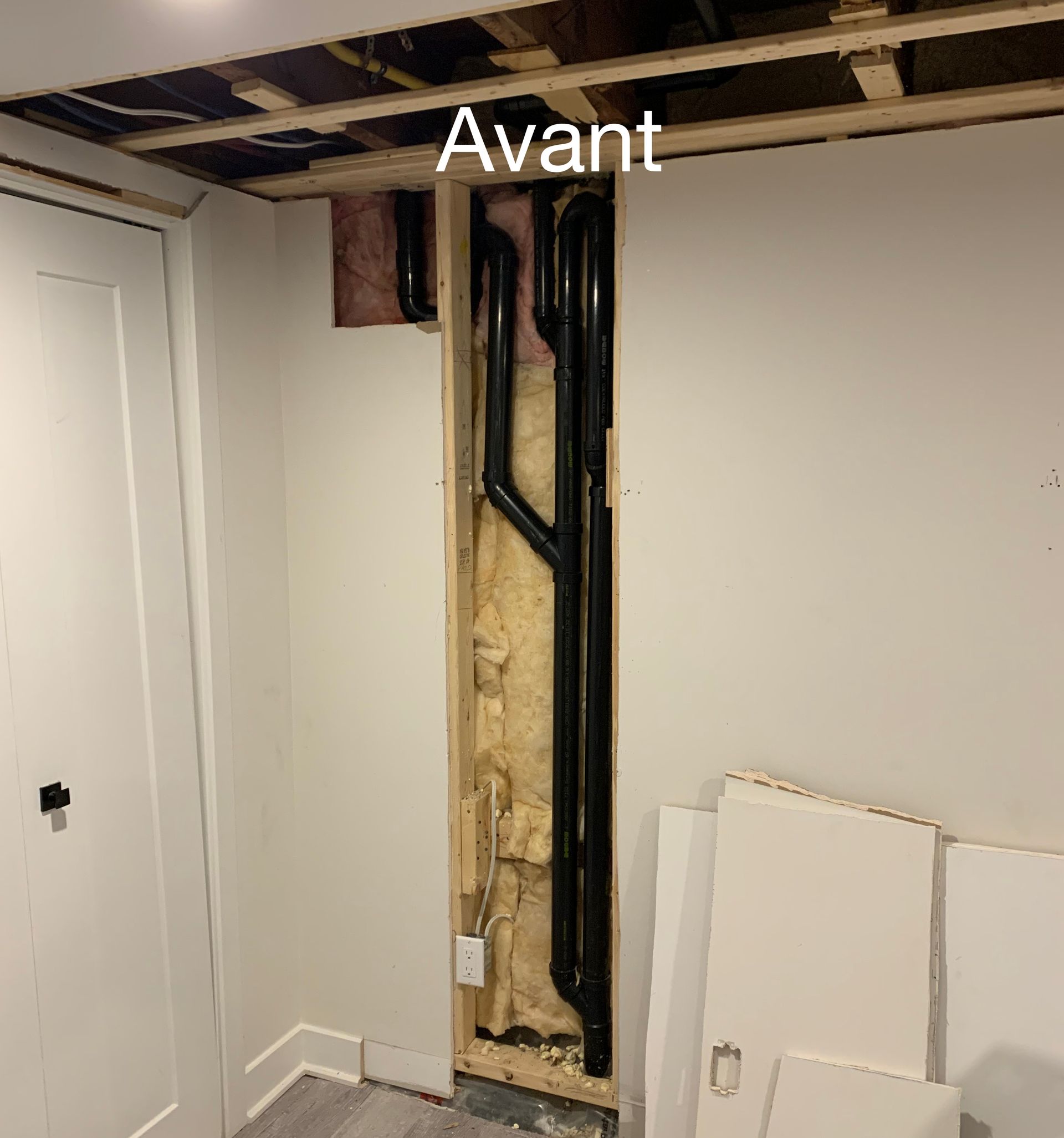 Une pièce avec beaucoup de tuyaux sortant du mur.