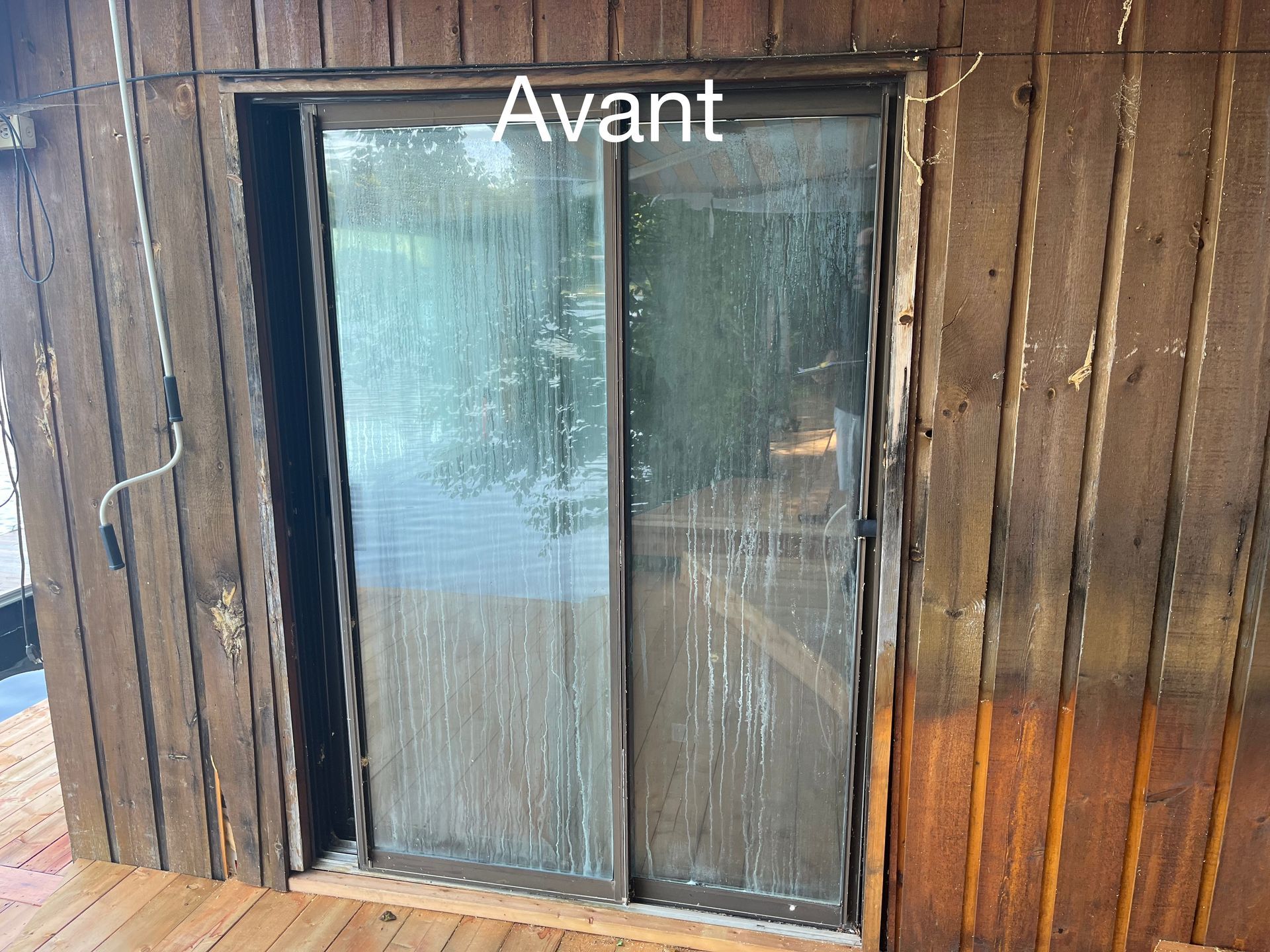 Une photo avant d'une porte coulissante en verre sur une maison en bois
