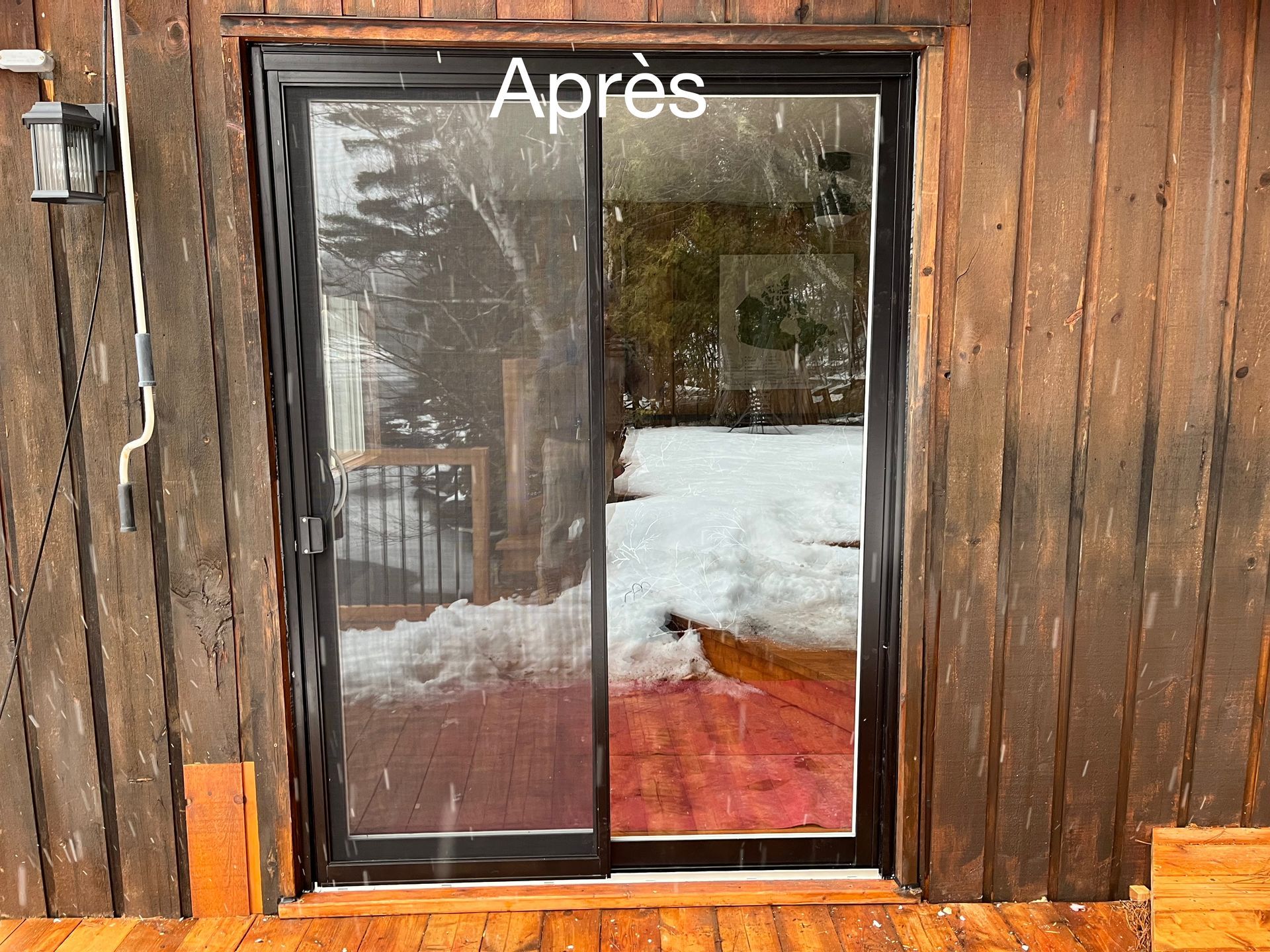 Une photo d'une porte coulissante en verre avec le mot après dessus