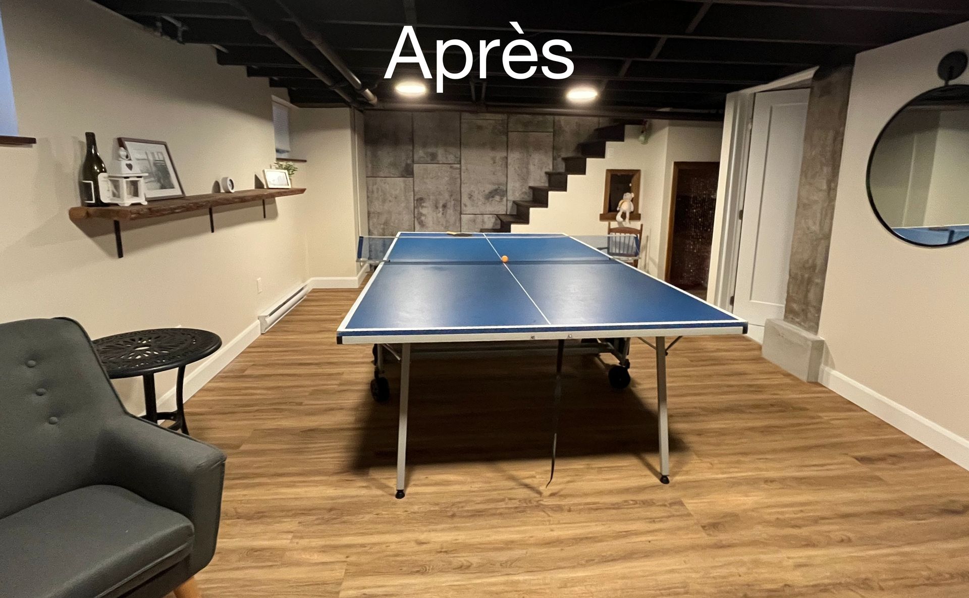 Une table de ping-pong dans un sous-sol avec le mot après au-dessus
