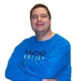 A man wearing a blue shirt that says macho on it