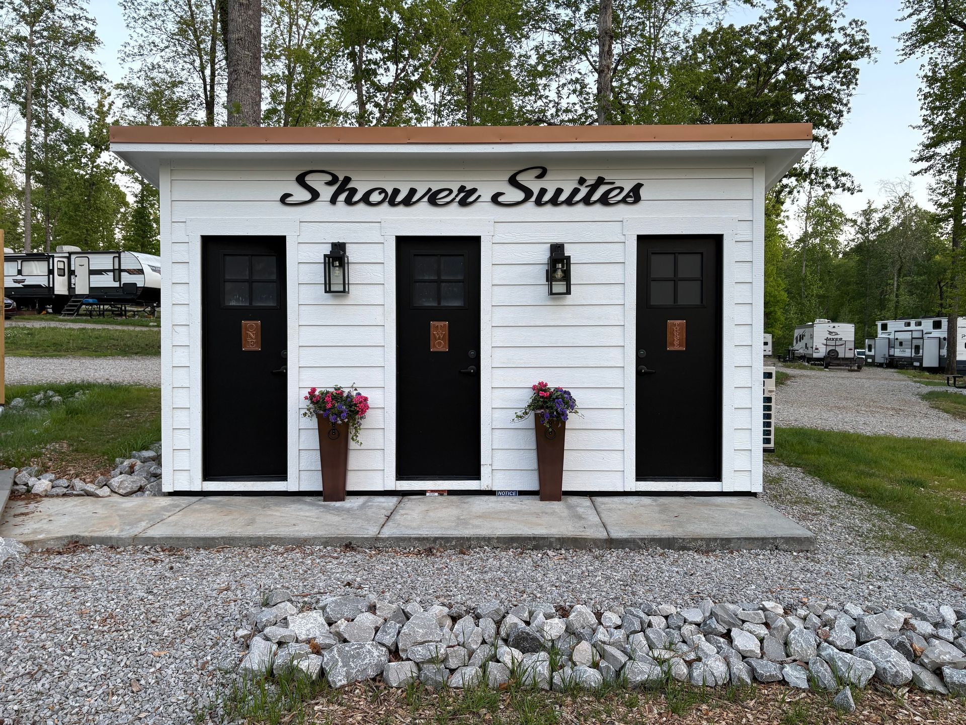 red coach resort shower suites