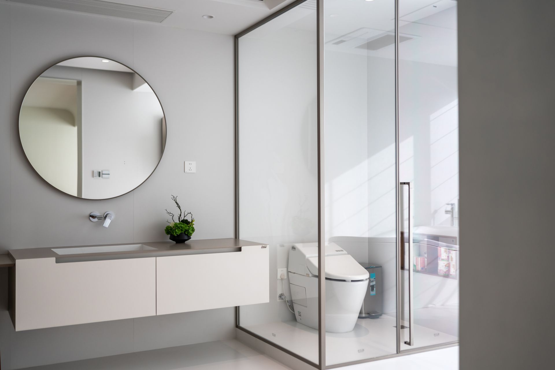High-end residential bathroom washbasin and dressing table.