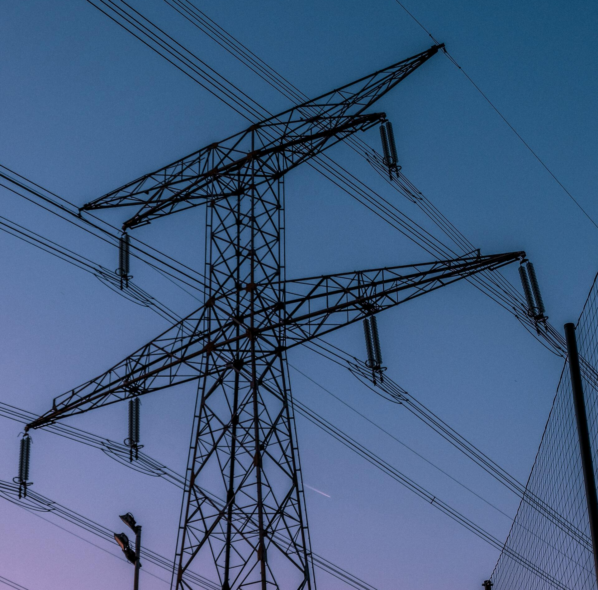 torre de energía construida con materiales eléctricos de Esna Corp