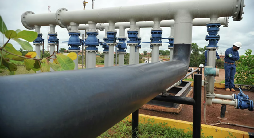 trabajador con materiales mecánicos de Esna Corp