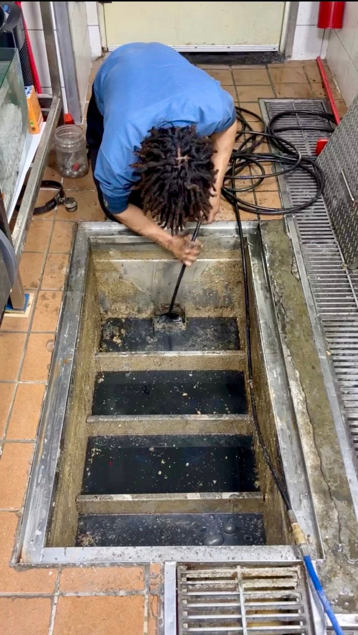 Pembersihan sumbatan tangki minyak dengan semprotan air