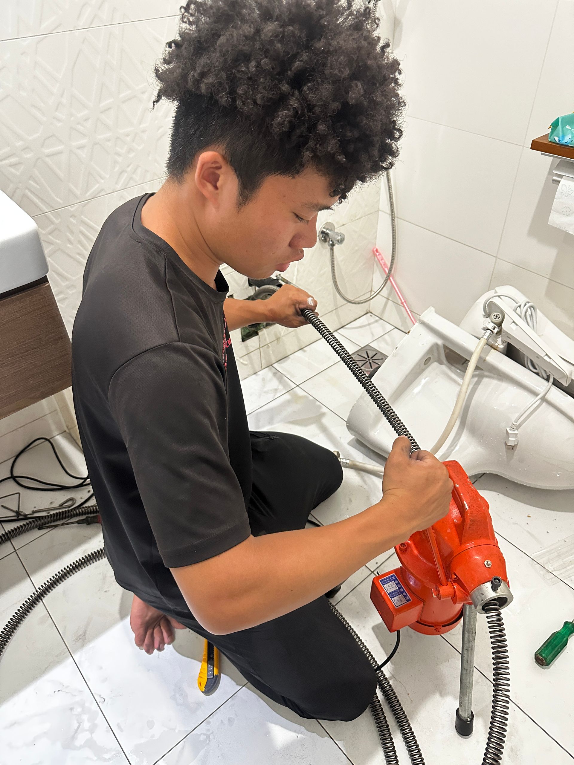 Membersihkan sumbatan pada toilet