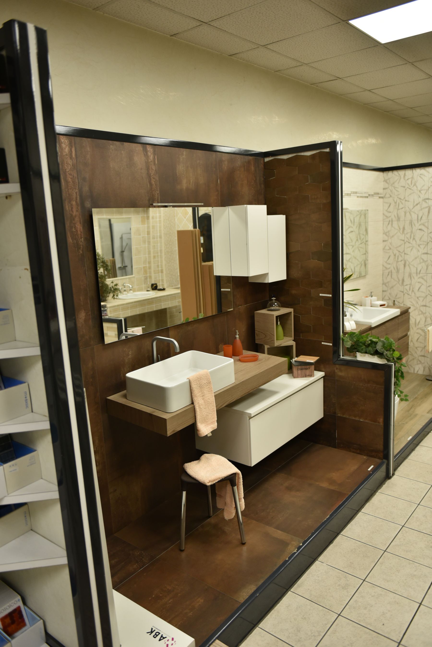 Bagno con rivestimento scuro