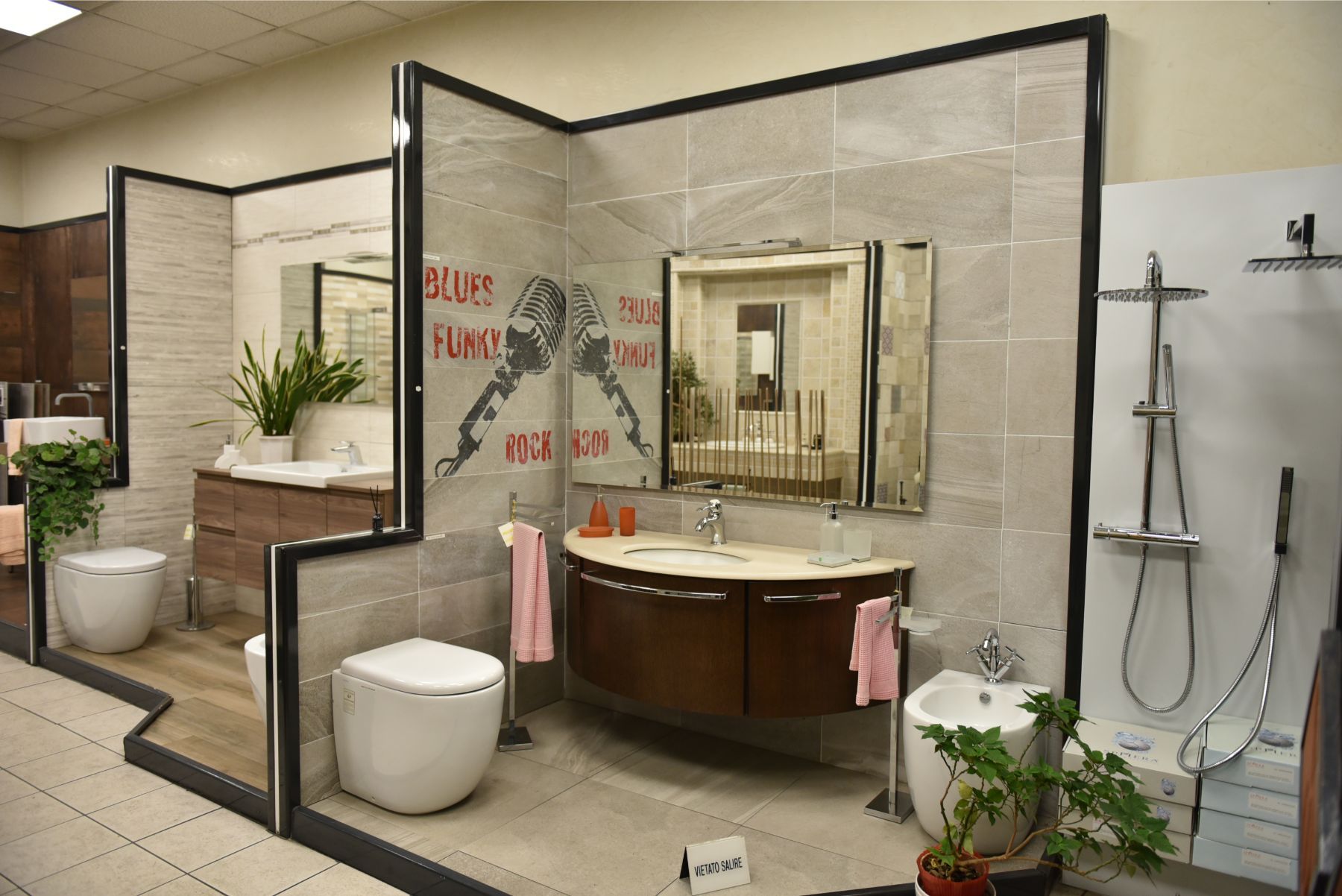 Bagno con rivestimento moderno