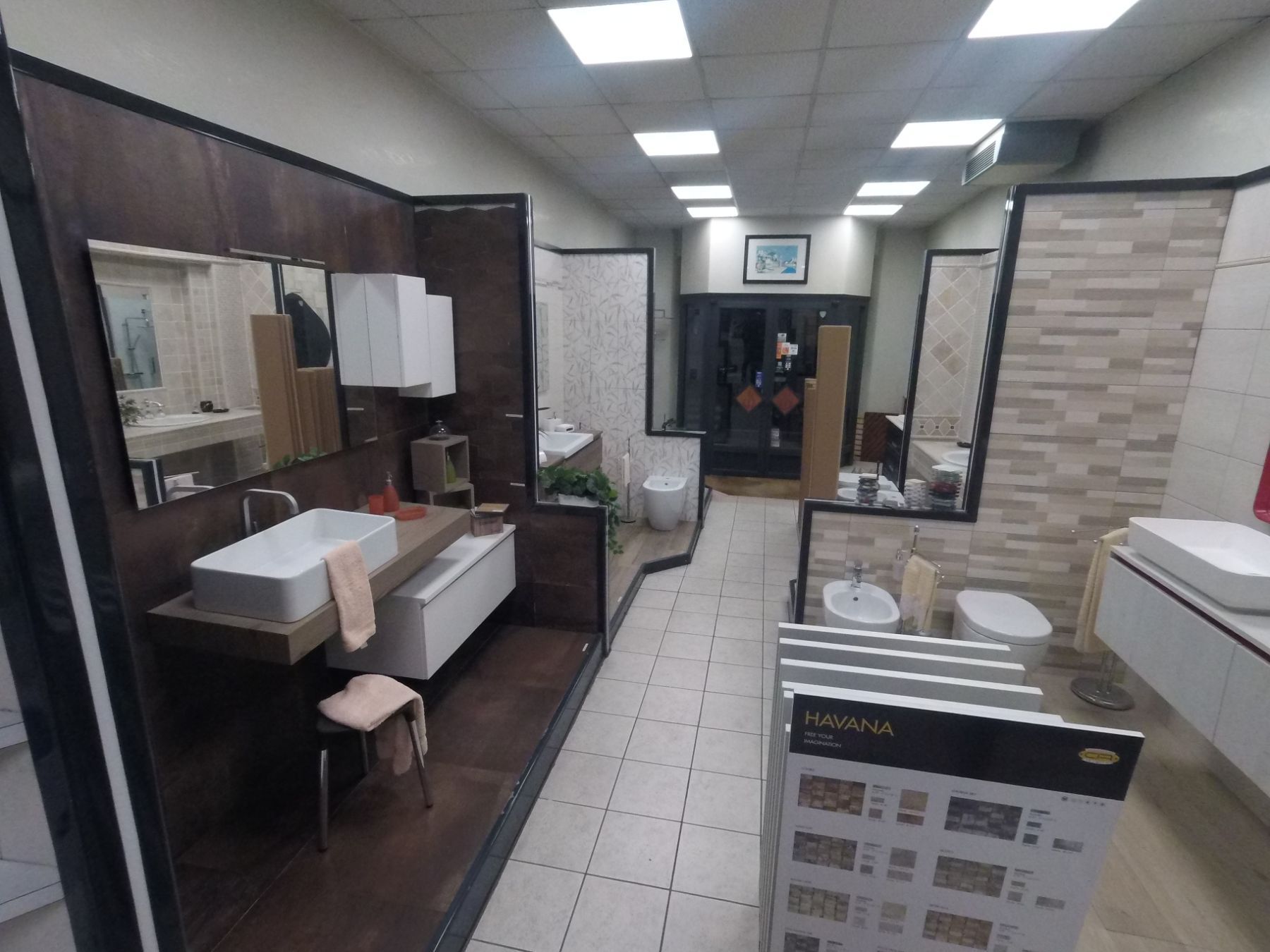 Showroom con materiali per la casa