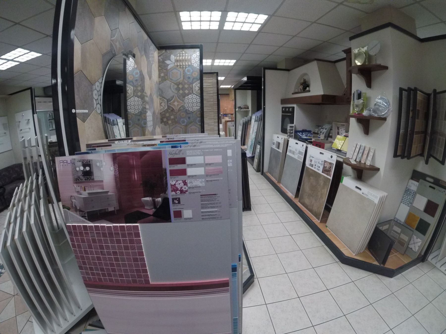 Showroom con materiali per il bagno