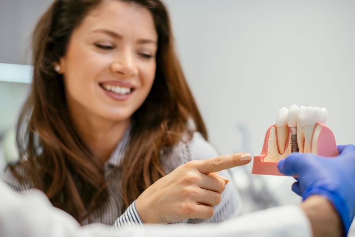 Una donna tiene in mano un tutore trasparente.