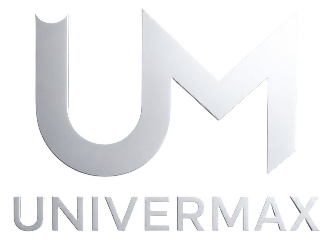 Logotipo gris de UM sobre la palabra “UNIVERMAX” sobre un fondo blanco.
