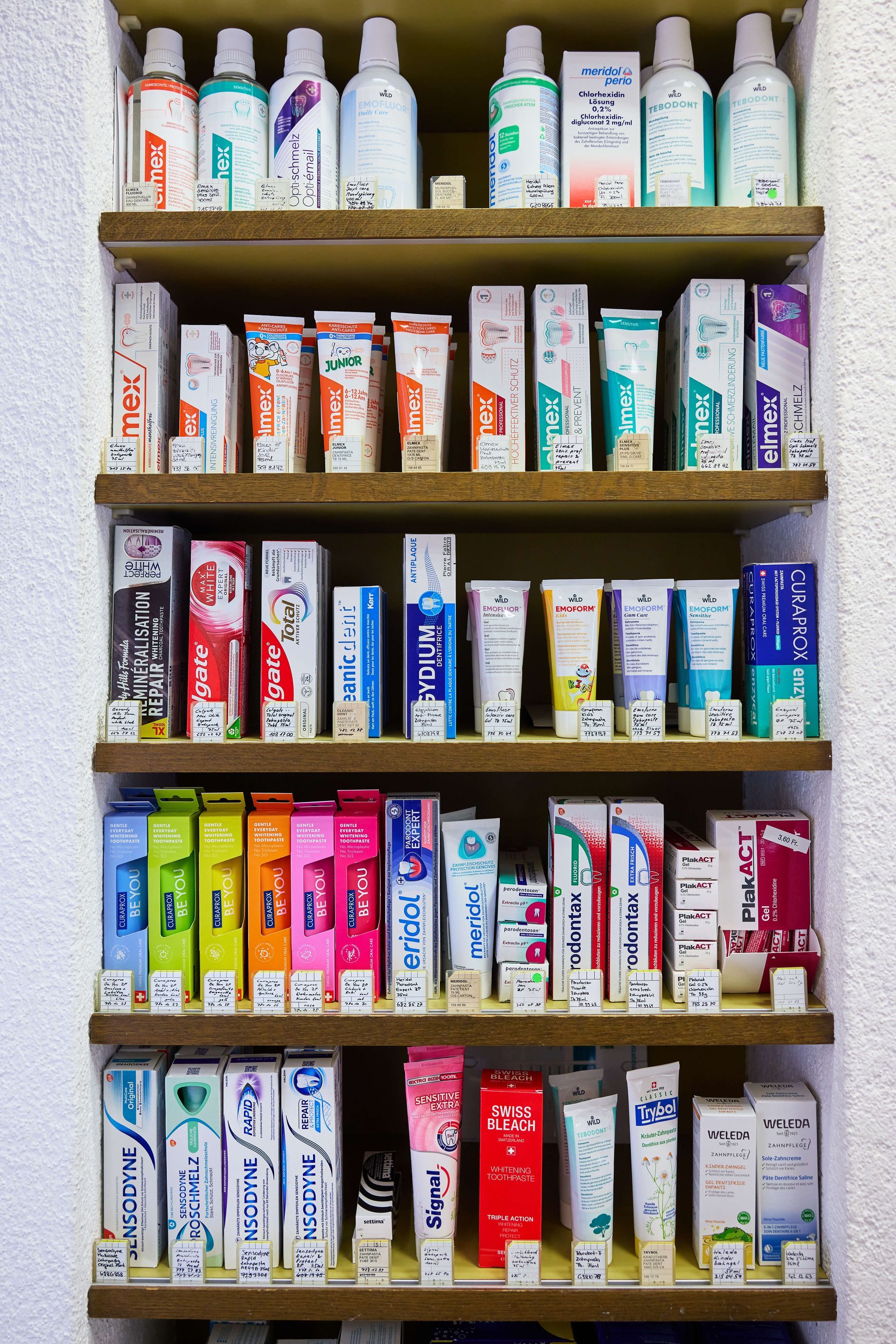 Ein Regal mit vielen verschiedenen Zahnpastasorten