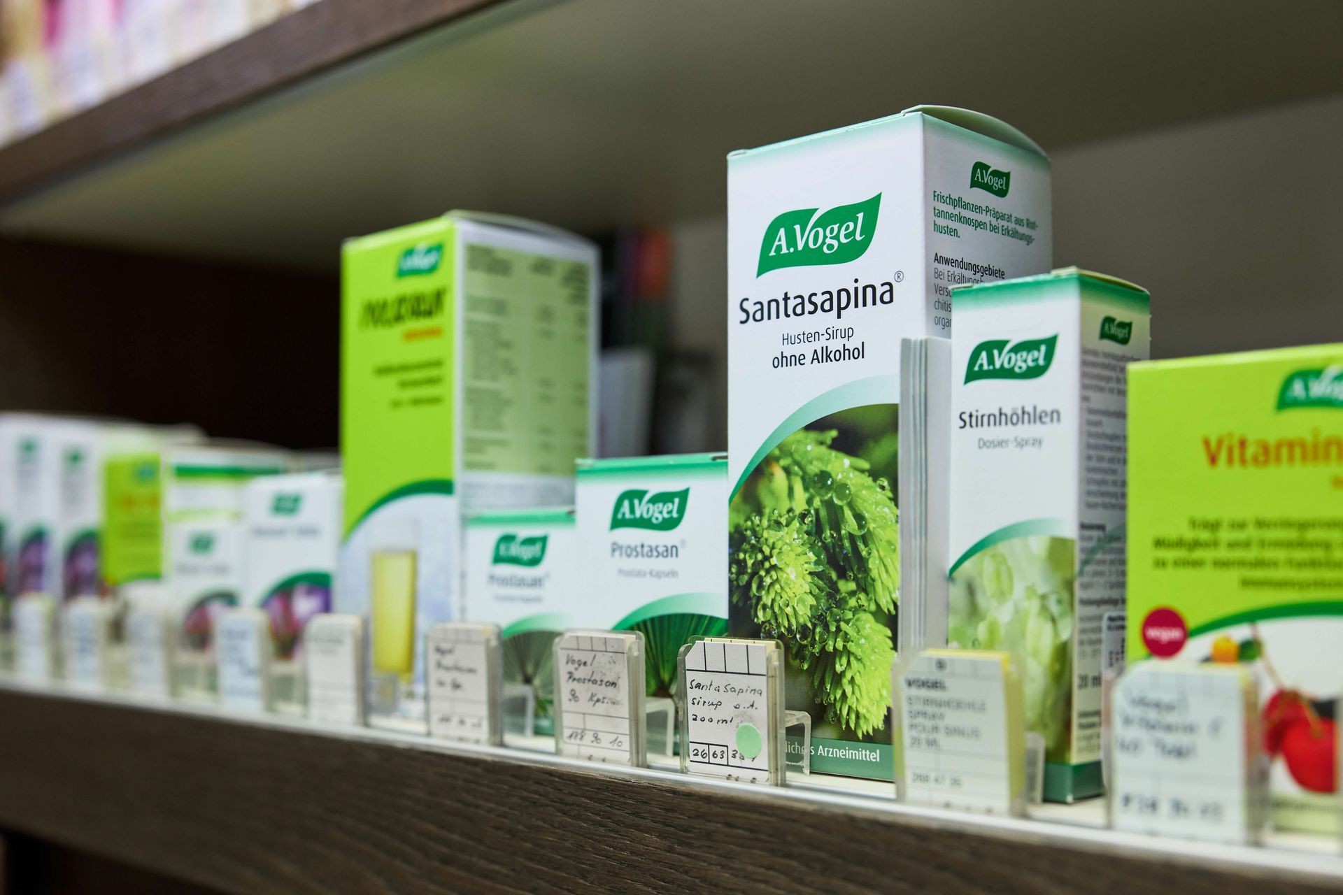Ein Regal mit einer Vielzahl von Medikamenten, darunter Santaspina