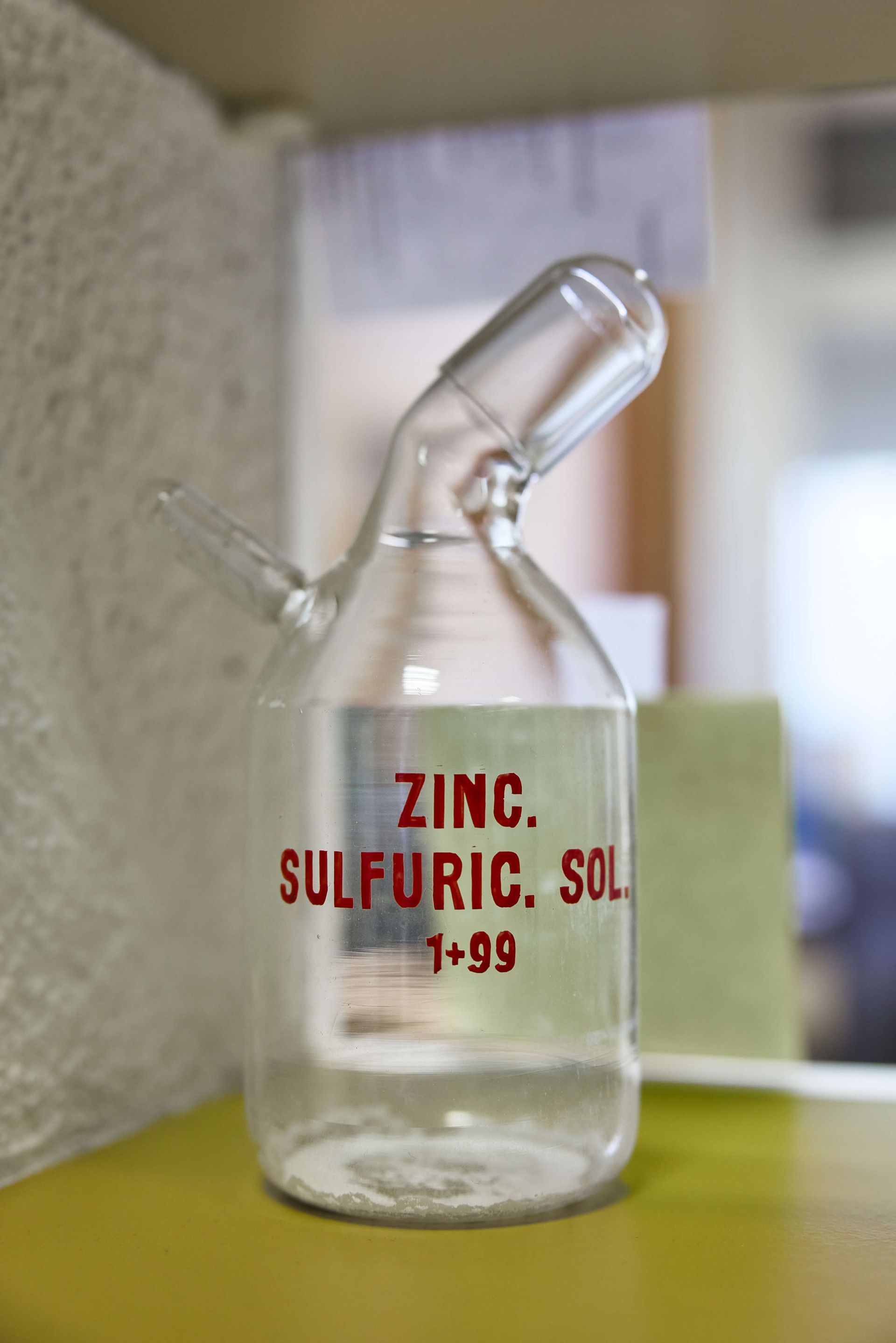 Eine Glasflasche mit der Aufschrift „Zink-Schwefel-Sol“