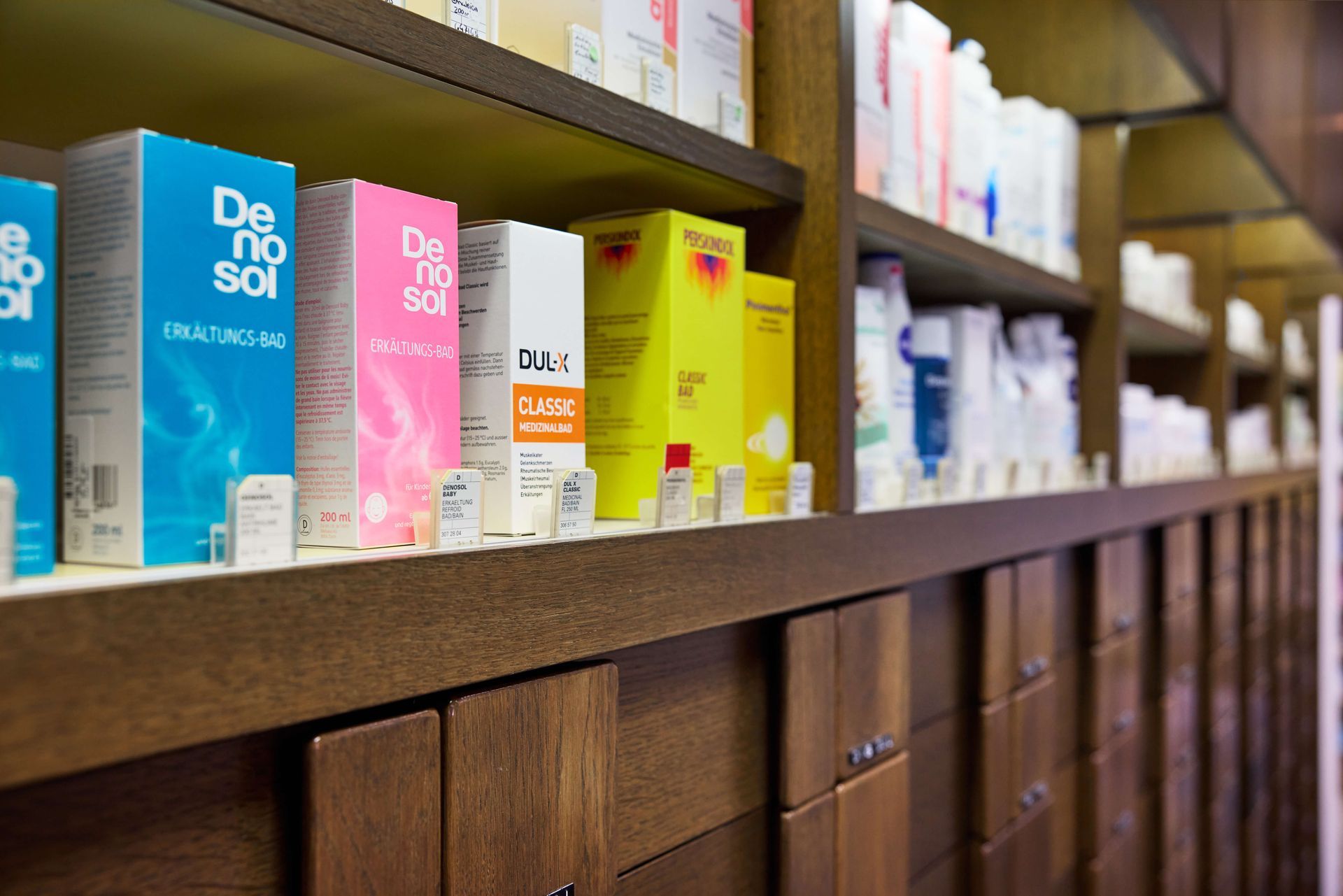 Ein Regal in einer Apotheke, das mit vielen verschiedenen Medikamenten gefüllt ist.