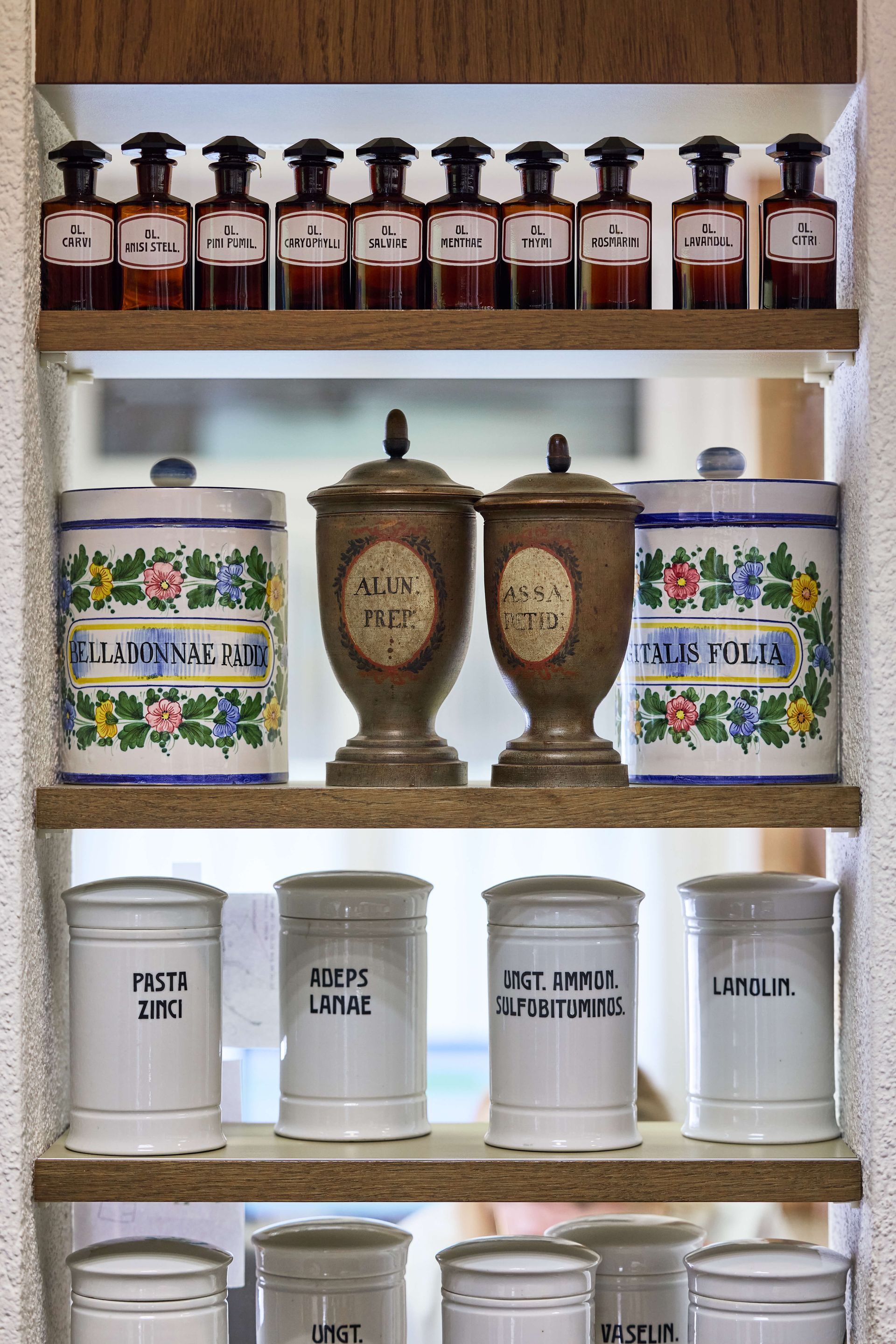 Ein Regal voller antiken Gläser und Flaschen.