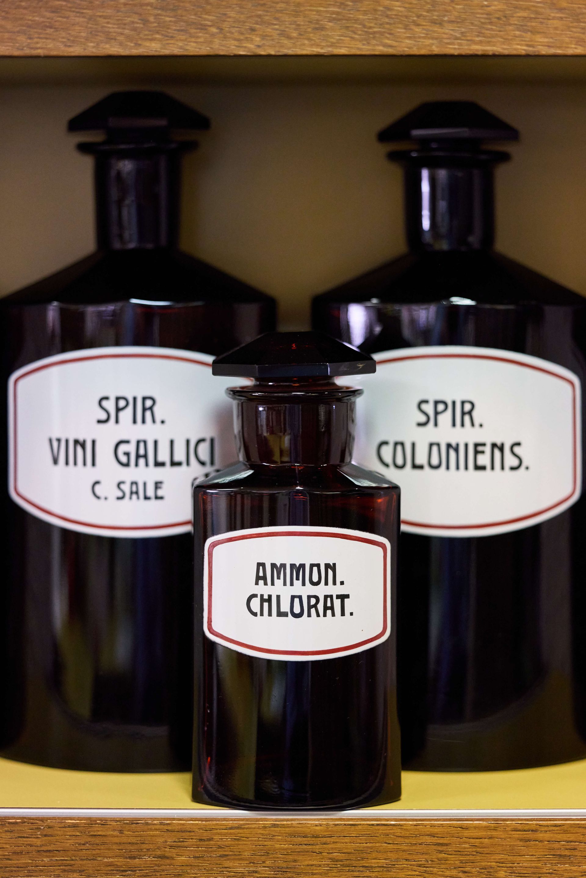 Drei nostalgische Medizin-Flaschen auf einem Regal