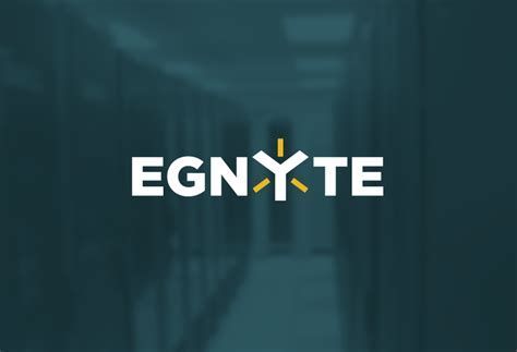 Un logotipo para una empresa llamada egnyte con un pasillo al fondo.