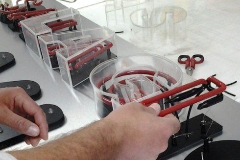 inserimento cavi elettrici nell'insegna