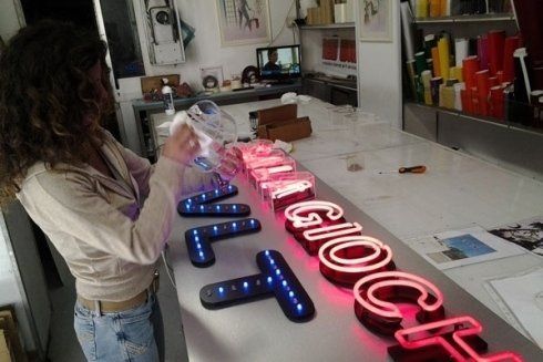 laboratorio artigianale in cui si creano insegne luminose