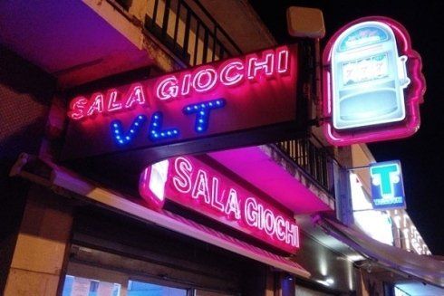 insegna sporgente dalla facciata di un edificio