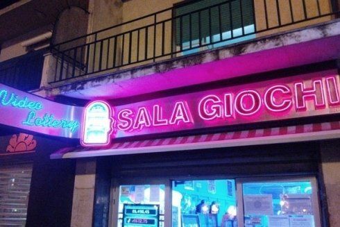 insegna al neon di una sala giochi