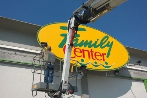 grande cartellone pubblicitario