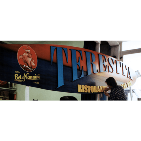 scritta pubblicitaria in rilievo su pannello