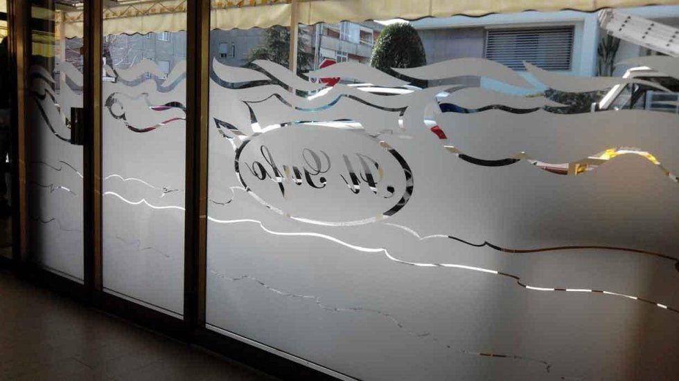 vetrofania su porta ristorante