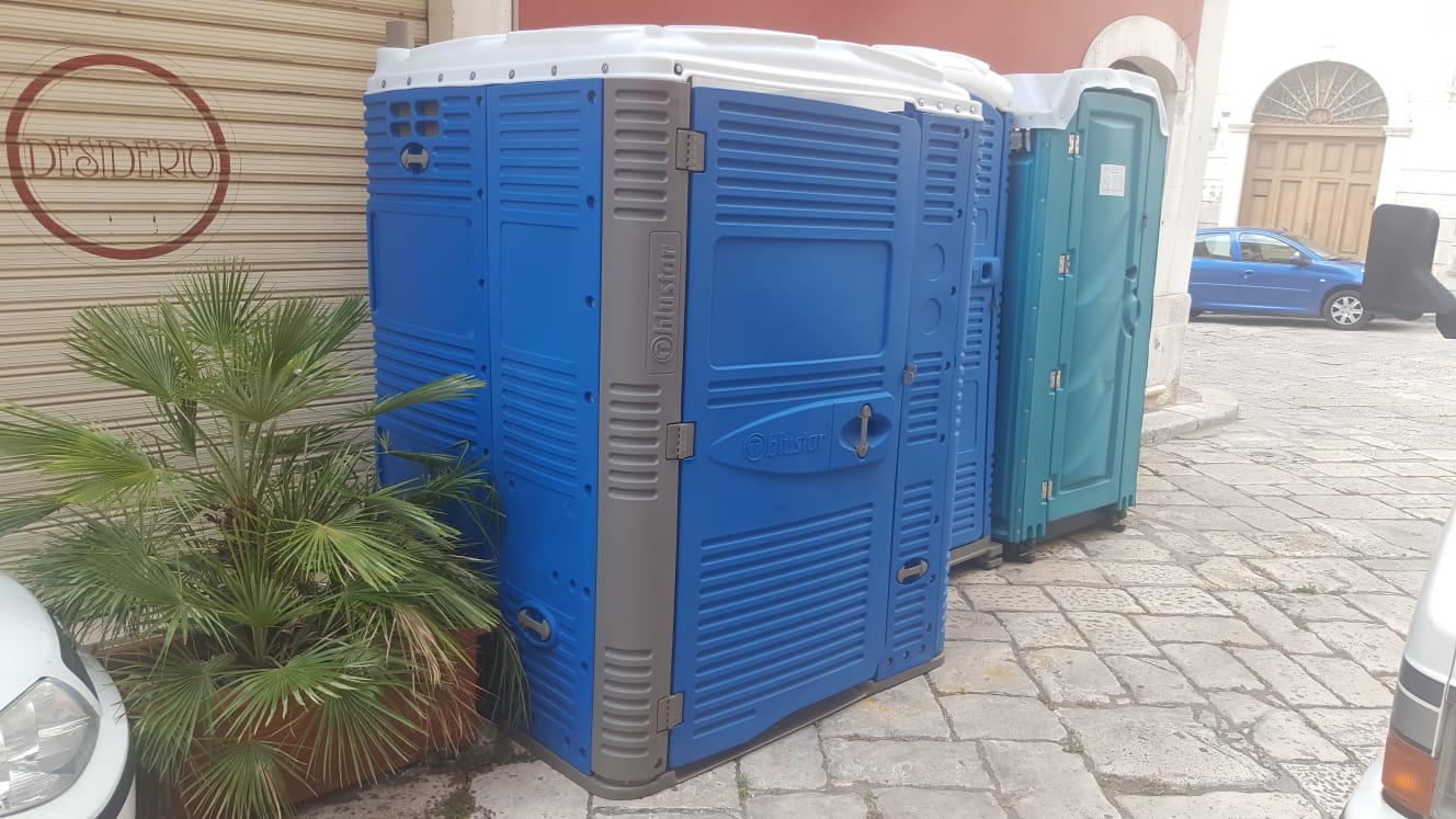 bagni chimici blu e verdi