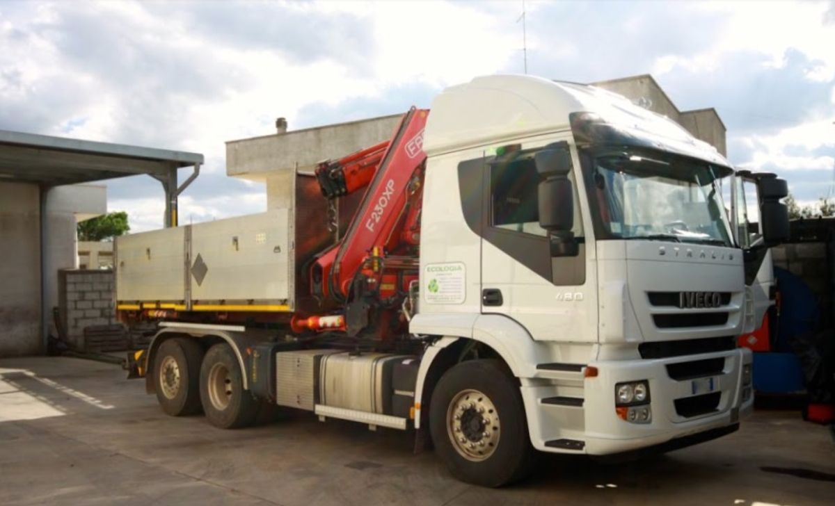 camion trasporto rifiuti speciali