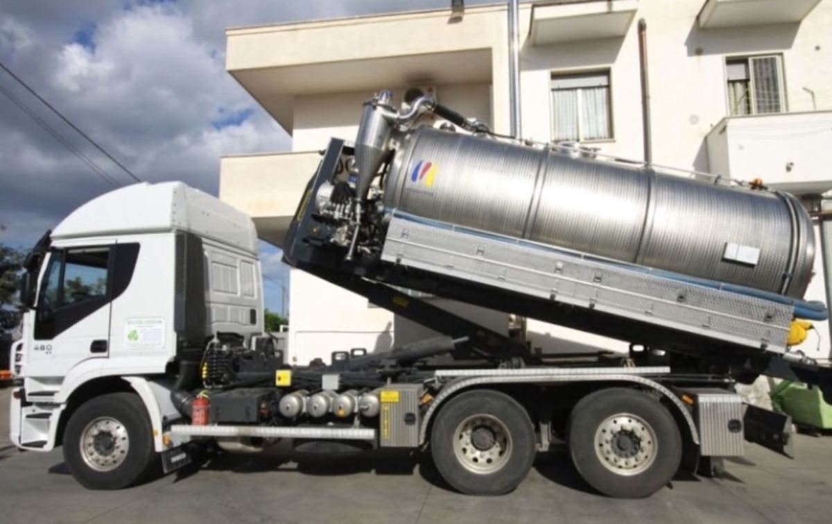 autobotte per trasporto rifiuti speciali