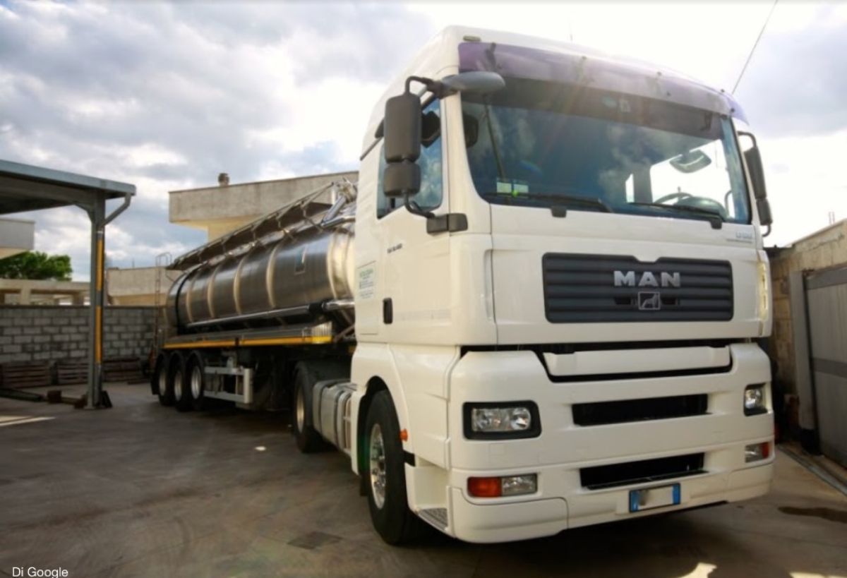 autobotte per trasporto rifiuti pericolosi