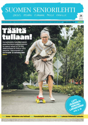 Iäkäs nainen leikkirullalaudalla ulkona. Suomalaisen seniorilehden kansi.