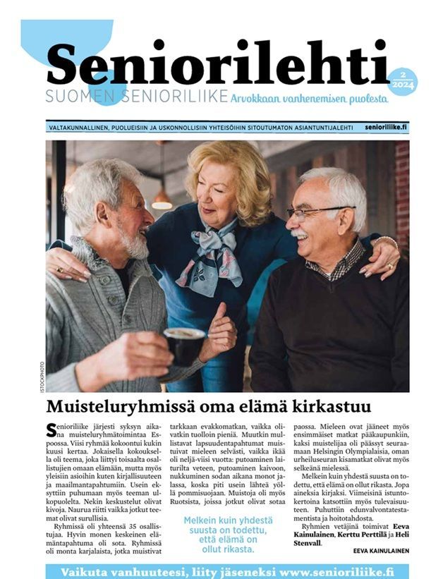 Senior-lehden kansi: Kolme hymyilevää ihmistä kahvilassa. Nainen halaa kahta miestä.